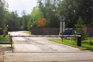 Охрана на въезде — обязательный атрибут организованного поселка (поселок Вельга парк)